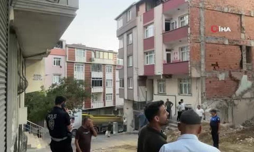 Sultangazi'de temel çalışması yandaki binanın tahliyesine neden oldu