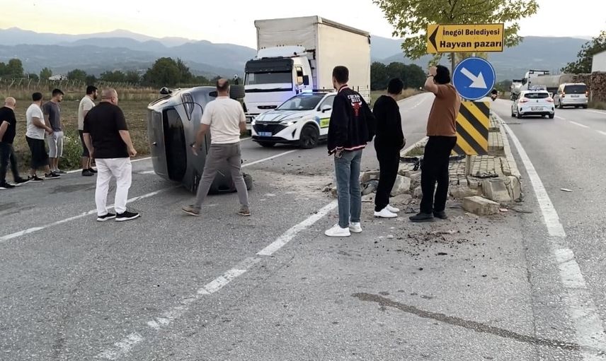 Refüje çarparak devrilen otomobilin o anları kameralarda