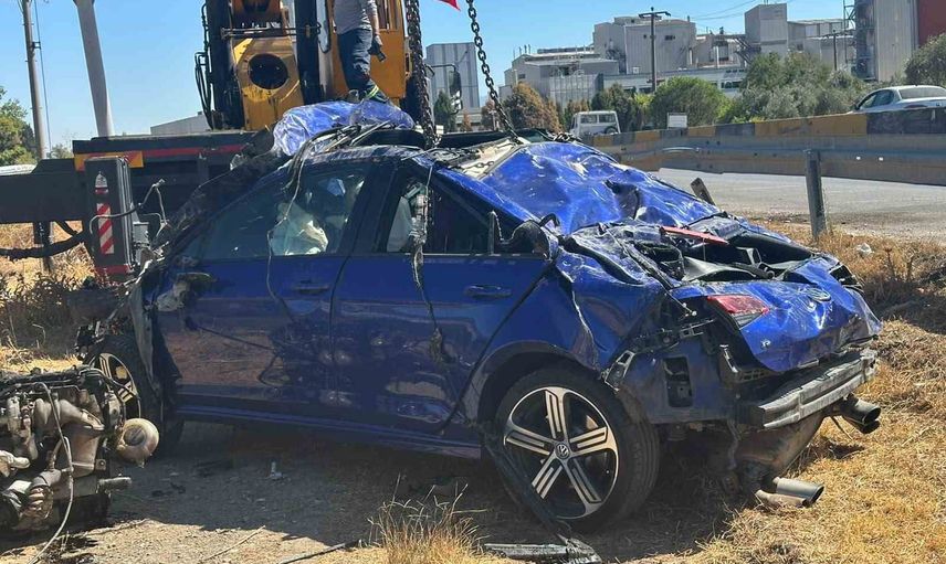 Kemalpaşa'da virajı kaybeden otomobil akarsu havzasına düştü: 1 ölü, 2 yaralı