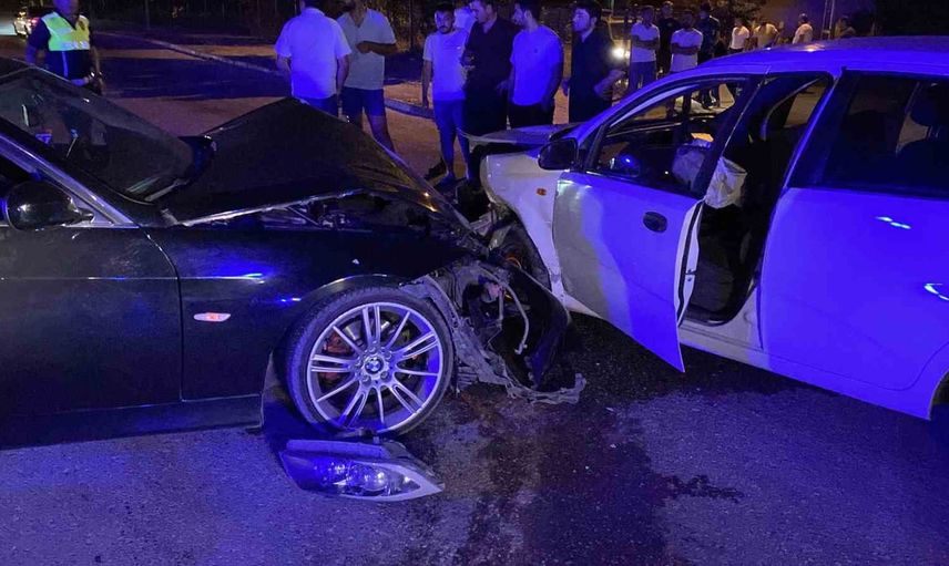 İnegöl'de Karalar Yolu Caddesi'nde gece çarpışması: iki kişi yaralandı
