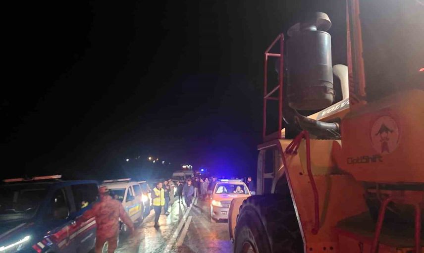 Tırın bariyerlere çarpması dikiltaş mevkiinde trafiği durdurdu