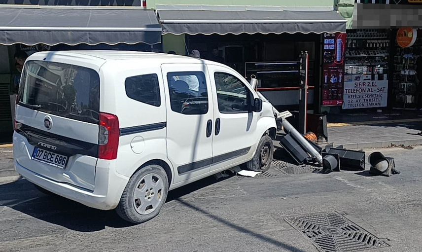 Trafik ışıkları iş yerine girmesini önledi: Manavgat'ta kırmızı ışık ihlali kaza getirdi