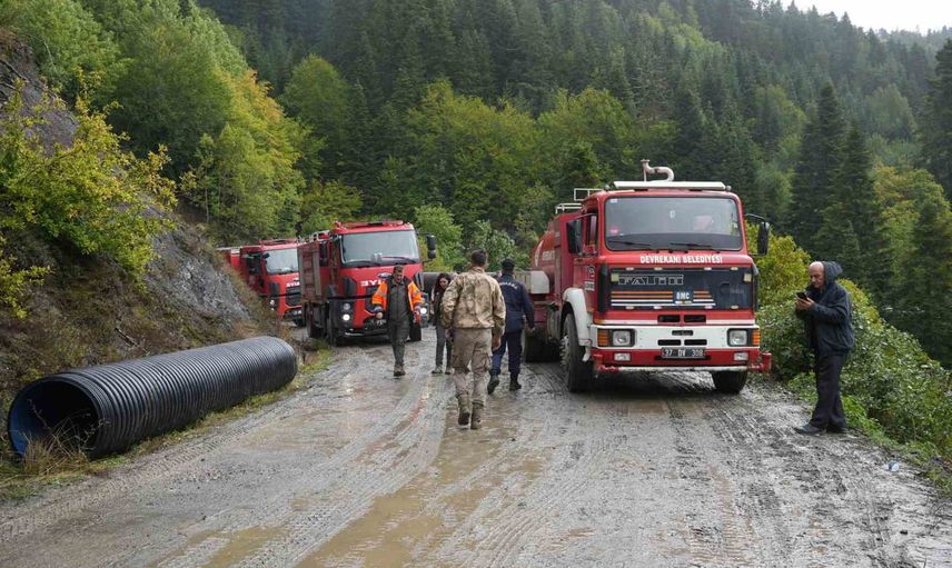 İnebolu Deresökü'de rüzgarın alevleri: 9 ev küle döndü