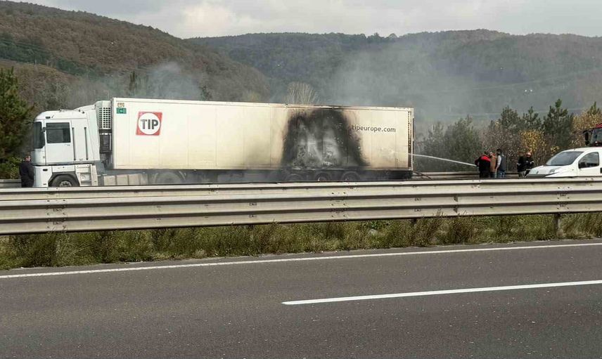 Bolu Dağı tüneli çıkışında çekirdek yüklü tırda balata yangını trafiği etkiledi