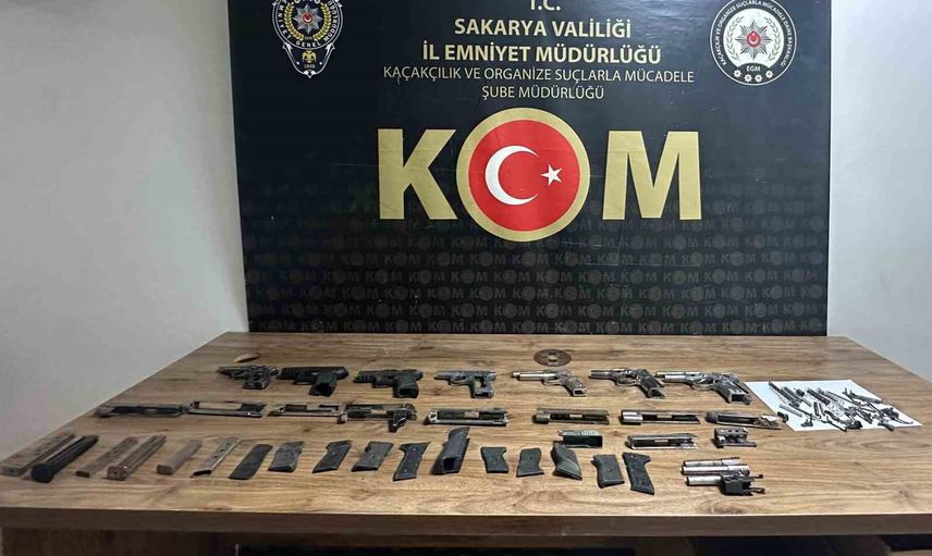 Sakarya'da ev imalathanesine çevrilen atölyede çok sayıda silah parçası ele geçirildi