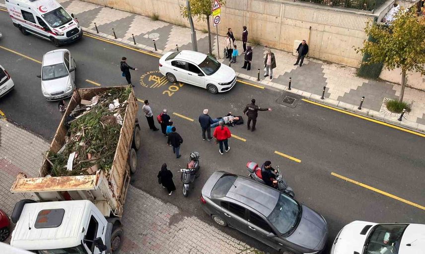 Tuzla İçmeler'de Tuzla Belediyesi kamyonu ile motosiklet çarpıştı: sürücü hastaneye kaldırıldı