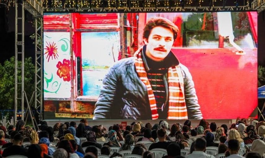 Esenler akşamları açık havada sinema nostaljisi sunuyor
