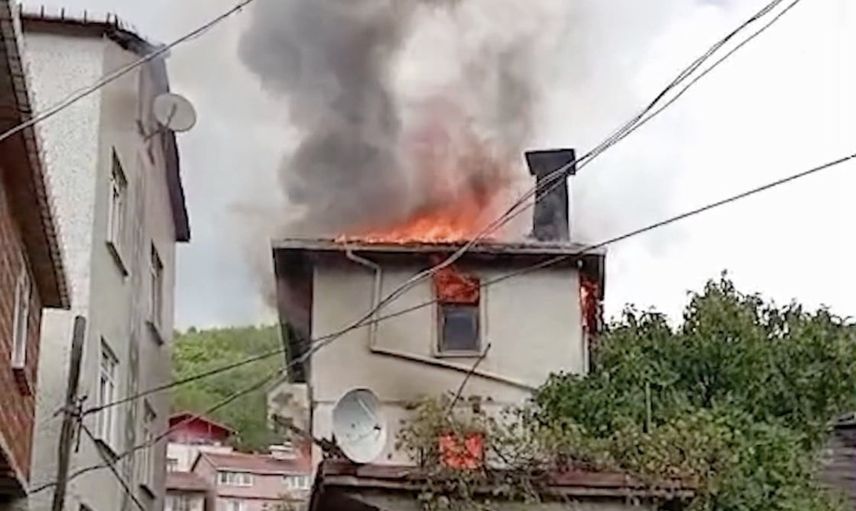 Cide'de boş kalan iki katlı evin üst katında yangın çıktı