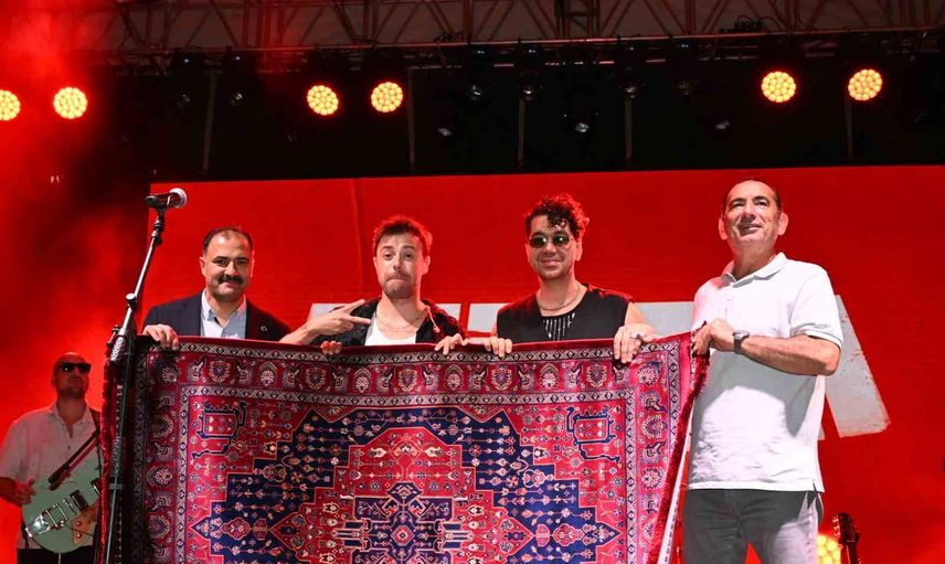 demirci kurtuluş festivalinde ikilem rüzgârı ve tavşan maskeli anlar