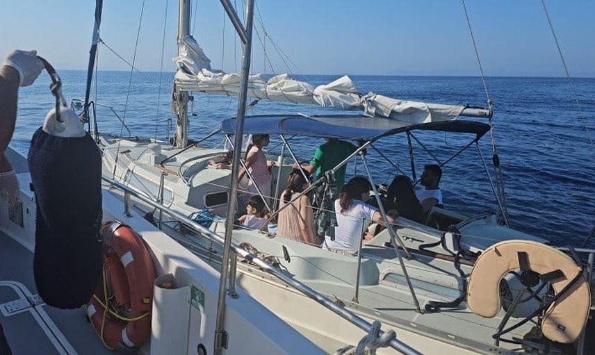 Didim'de motor arızasıyla sürüklenen yelkenliden 9 çocuk dahil 7 göçmen kurtarıldı