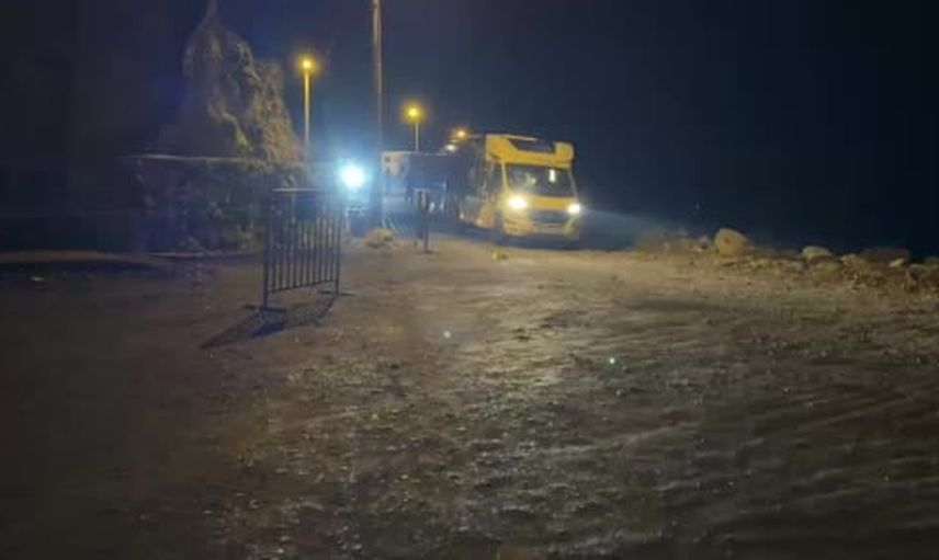 Amasra'da kıyıdaki karavanlar kaya düşmesiyle tehlikeyi atlattı