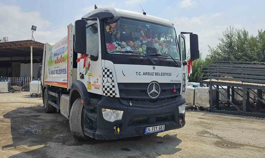 Çöp kamyonuyla sokak sokak mutluluk taşıyor, kaybettiklerini çocuklarla anıyor
