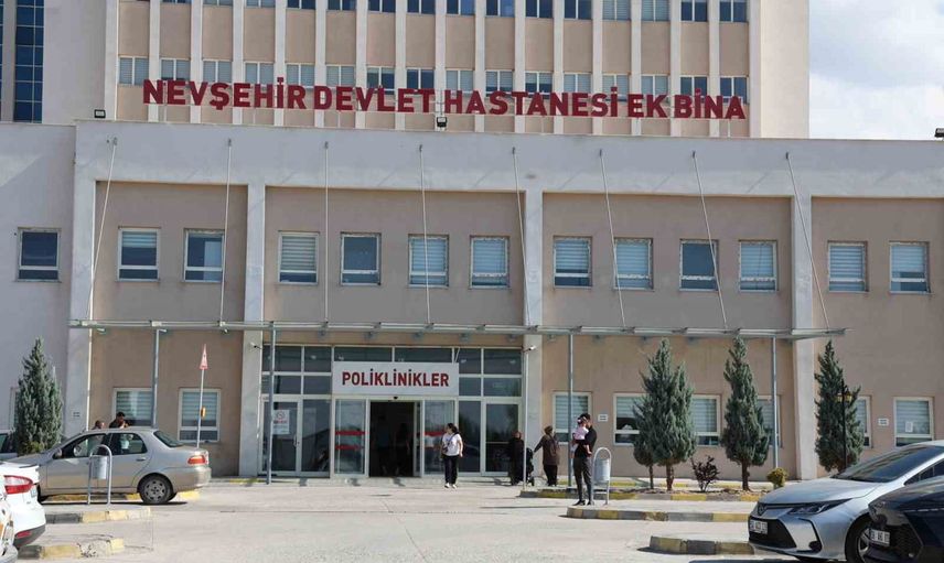 Kimliği belirsiz yabancı kadınlardan ücret aldığı iddia edilen doktor ve iki kişi tutuklandı