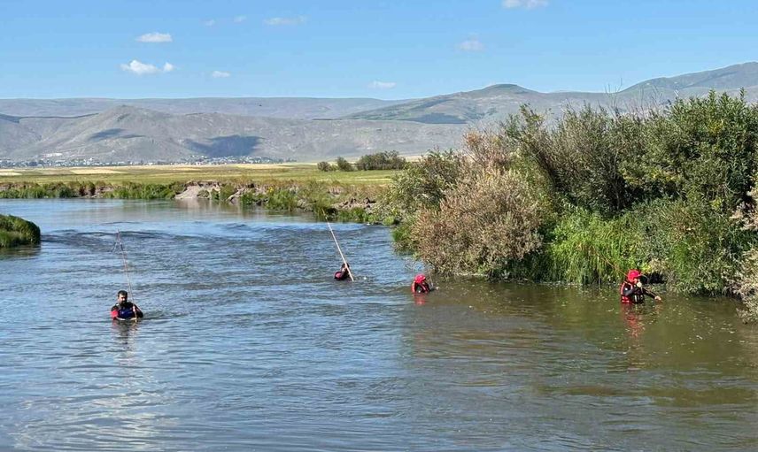 Kura Nehri'nde batağa saplanan çobanın bedeni 5 metre mesafede bulundu