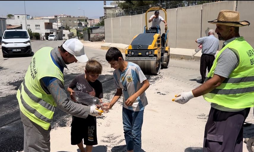 Kurtalan'da iki çocuğun soğuk su jesti asfalt ekiplerine moral oldu