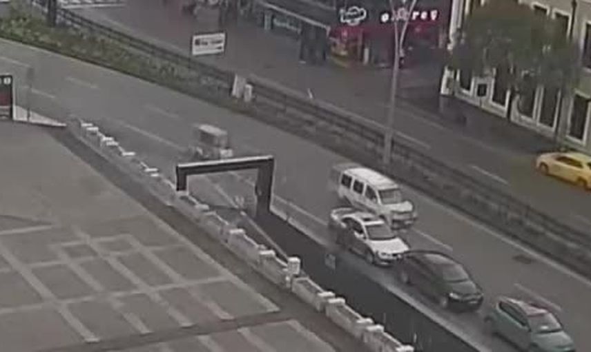 Samsun'da yelekle korunup kaldırıma taşınan kazazedeye polisin desteği takdir topladı