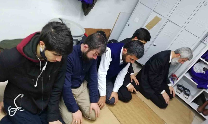 Kuytul'un paylaştığı namaz fotoğrafında selfie anı dikkat çekti
