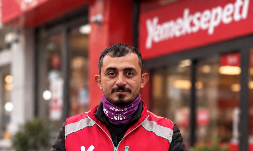 Yemeksepeti kuryeleri 'gör beni' çağrısıyla sokak kedilerine dikkat çekti