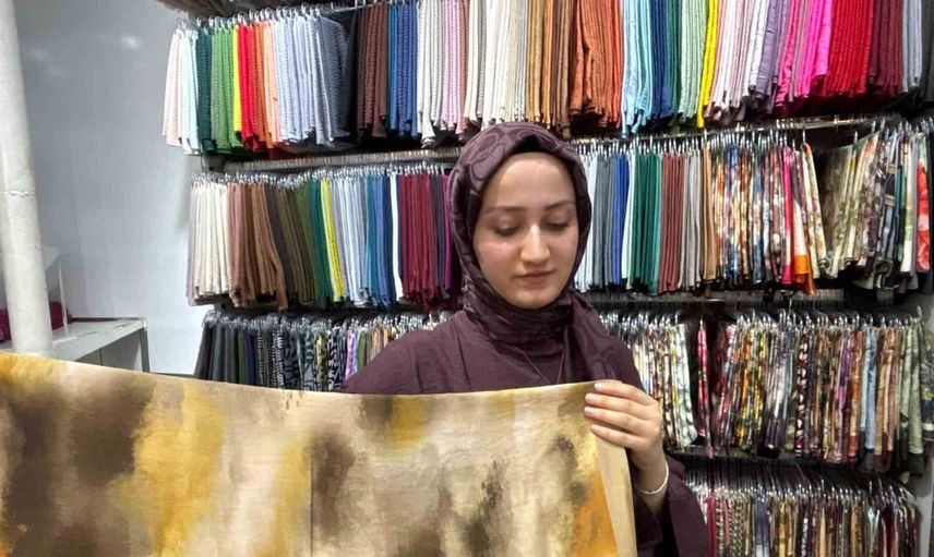 Eskişehir'de serin tutan şal ve eşarplar yazın favorisi oldu