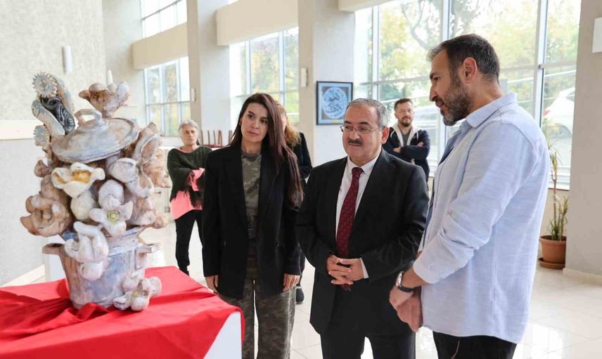 Düzce'de cumhuriyet ve Atatürk temalı öğrenci sergisi ziyaretçiye açıldı