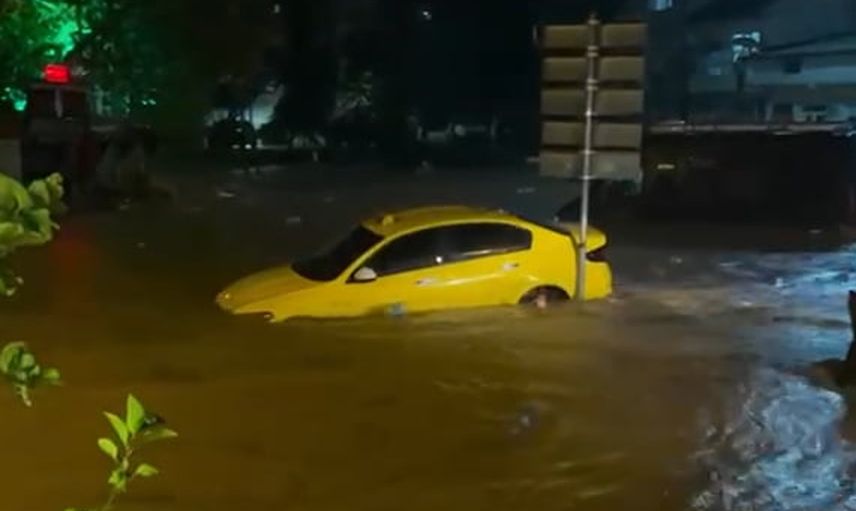 Şiddetli yağış Armutlu'da günlük hayatı durdurdu, kahvehanede vatandaşlar mahsur kaldı