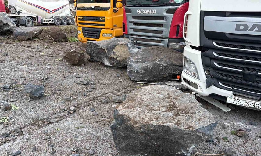 Esenkıyı tır parkında yamaçtan kopan dev kaya parçaları can aldı