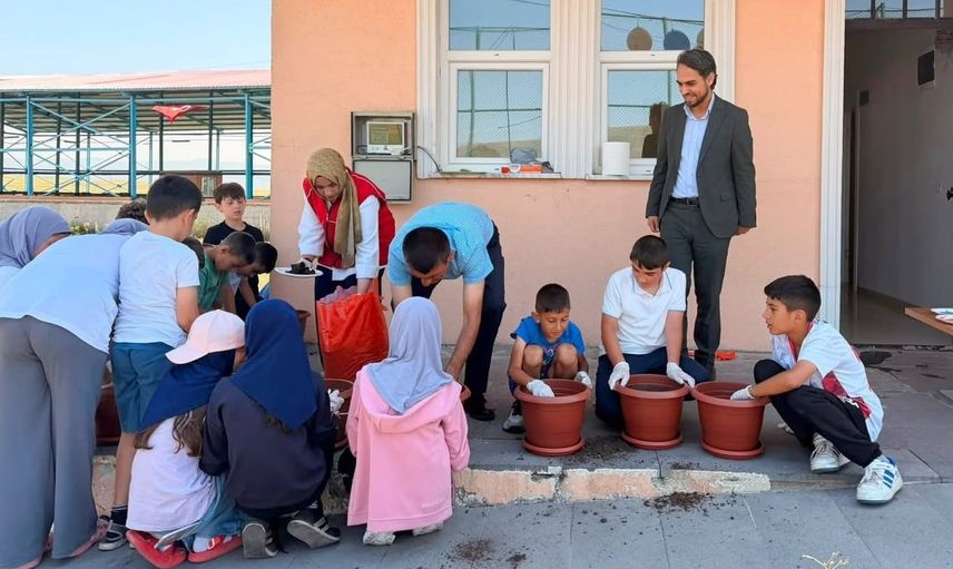 Çıldır'da 'Yeşeren Eller' projesiyle çocuklar toprakla tanıştı