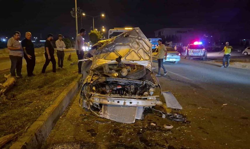 Adıyaman'da sanayi sitesi yakınında direğe çarpan otomobilde dört yaralı