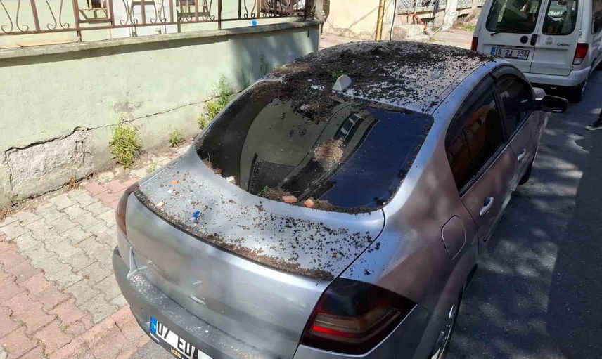 Ümraniye'de ikinci kat balkonu çöktü; Erciyes Sokak'ta iki araç hasar gördü