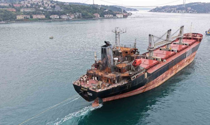 Aroyat söküm için Aliağa'ya geçirilirken İstanbul Boğazı'ndan geçti