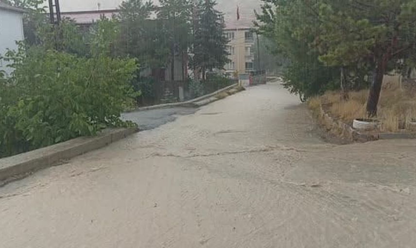Gürün'de aniden bastıran sağanak Karayar mevkisinde yolları göle çevirdi