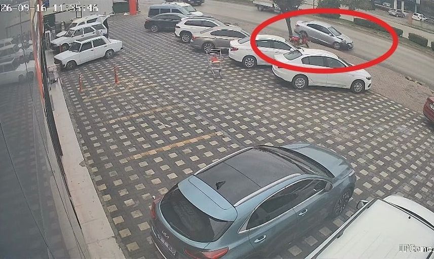 İnegöl'de savrulan otomobilin zincirleme çarpışması güvenlik kamerasına yansıdı
