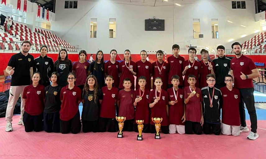 Aydınlı gençlerden Kütahya'da üç renkli zafer
