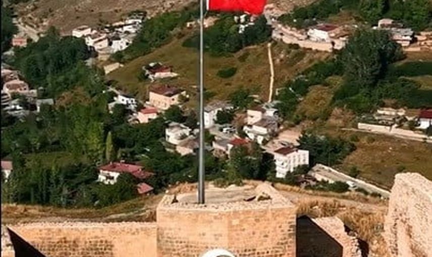 Bayburt kalesi'nde ay yıldız ve direk yenilendi
