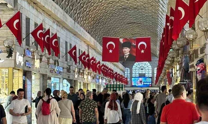 Kapalı Çarşı'da zafer coşkusu kırmızı-beyaz görüntülerle yansıdı