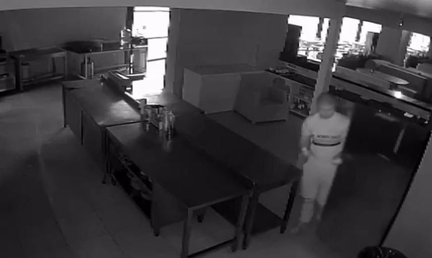 Kafede sucuklu yumurta yapan hırsızların rahat tavırları kamerada