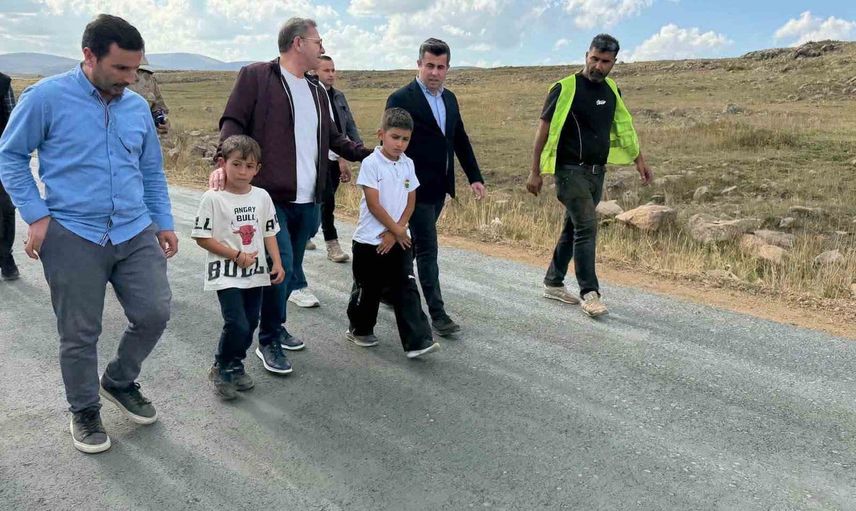 Vali Polat köy yollarını çocukların eşliğinde yerinde inceledi