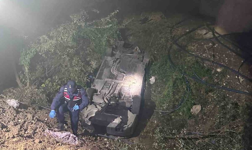 Diktepe'de şarampole yuvarlanan araçta sıkışan sürücü kurtarıldı