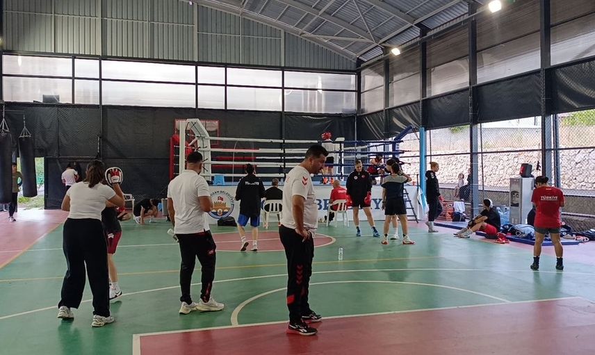 Milli kadın boksörler Kozan'da turnuva hazırlıklarını sürdürüyor