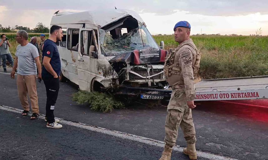 Tarım işçilerini taşıyan minibüs Akçakale'de tahliye kanalına devrildi
