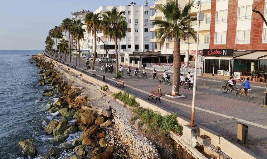 öğrenciler mersin'de evden okula bisikletle gitti