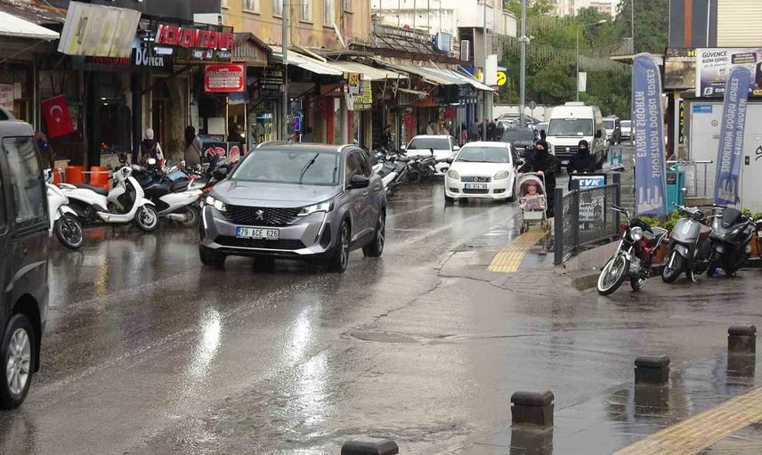 Ani yağış Kilis trafiğini temkinli sürüşe yönlendirdi
