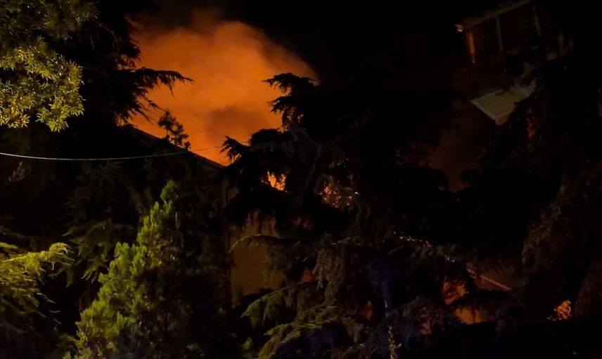 Bakırköy’de boşaltılan dört katlı binanın çatısı gece yandı