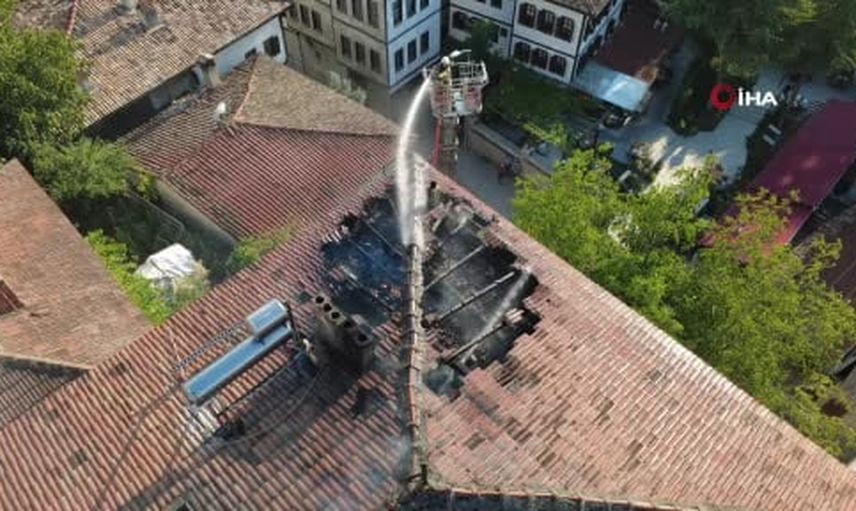 Safranbolu Eski Çarşı'da üç katlı evin çatısında yangın kontrol altına alındı