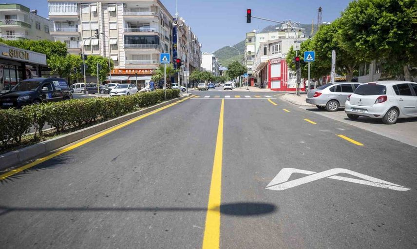 Anamur’un ana güzergahları sıcak asfaltla modernize edildi