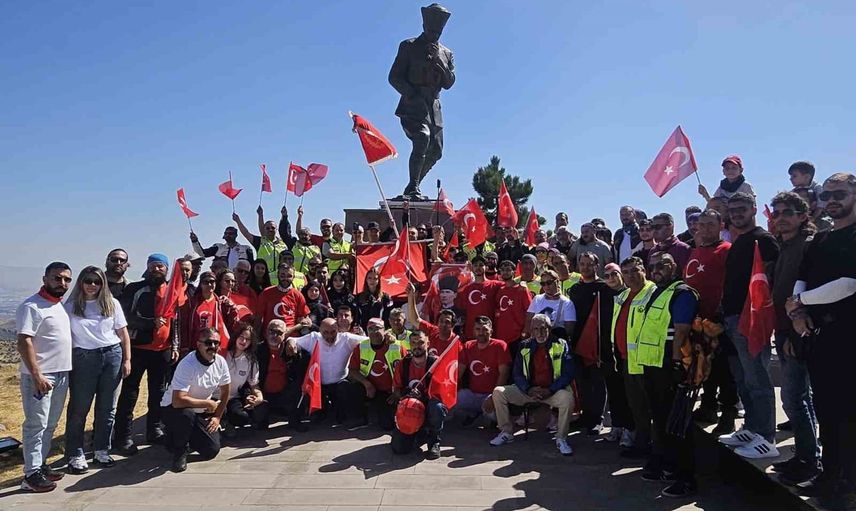 motosikletçiler Kocatepe'ye zafer sürüşü düzenledi