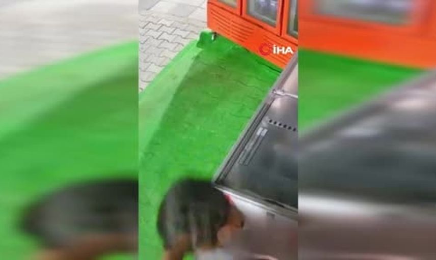 Kapı kapalıyken dürüstlük örneği: gençler ekmek parasını dolaba bıraktı