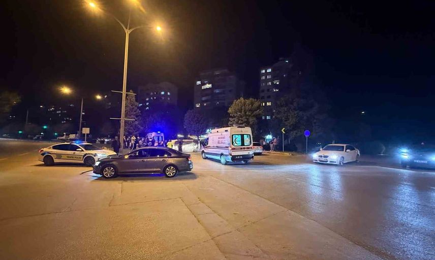Eskişehir'de atatürk bulvarı kavşağında çarpışma: bir araç yan yattı