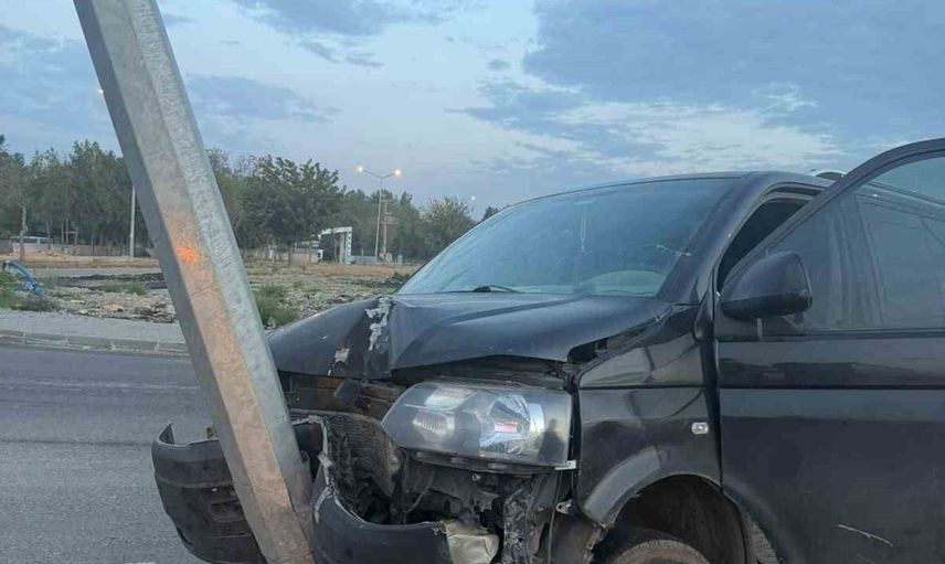 Batman’da sabah saatlerinde hafif ticari araç direğe çarptı, 1 kişi yaralandı