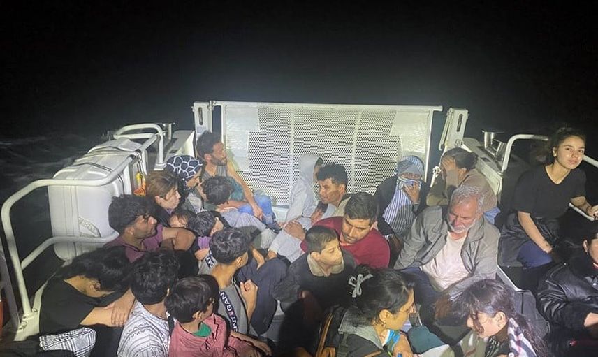 Ayvacık açıklarında durdurulan lastik botta 17 çocuk dahil 37 kişi gözaltına alındı